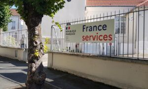 Portail du bâtiment France services avec sa pancarte d'accueil