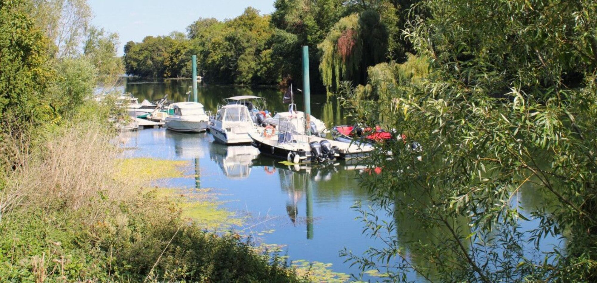 Bras de Seine avec bateaux